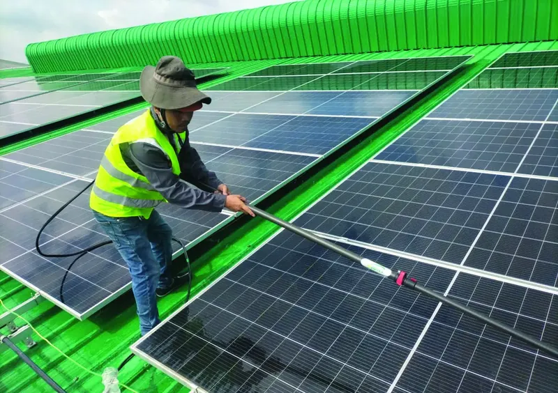 Kỹ thuật viên Việt Green vệ sinh tấm pin