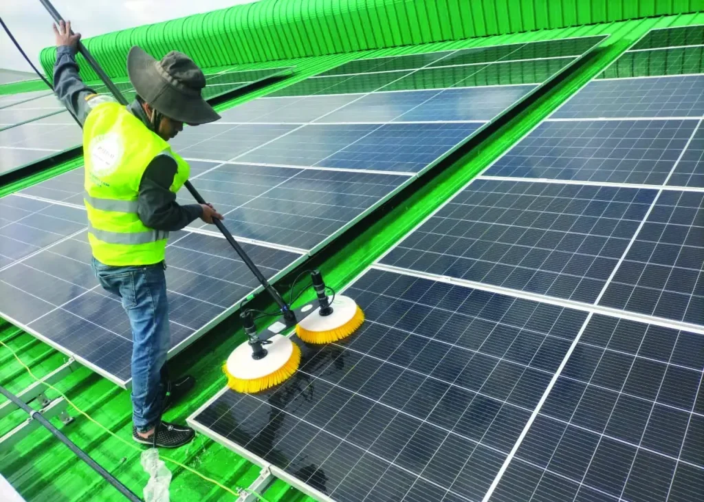 Kỹ thuật viên vệ sinh tấm pin năng lượng mặt trời định kỳ
