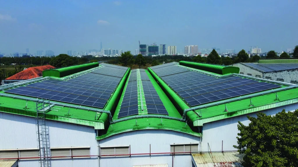 Điện mặt trời áp mái giúp nhà máy chuyển đổi xanh