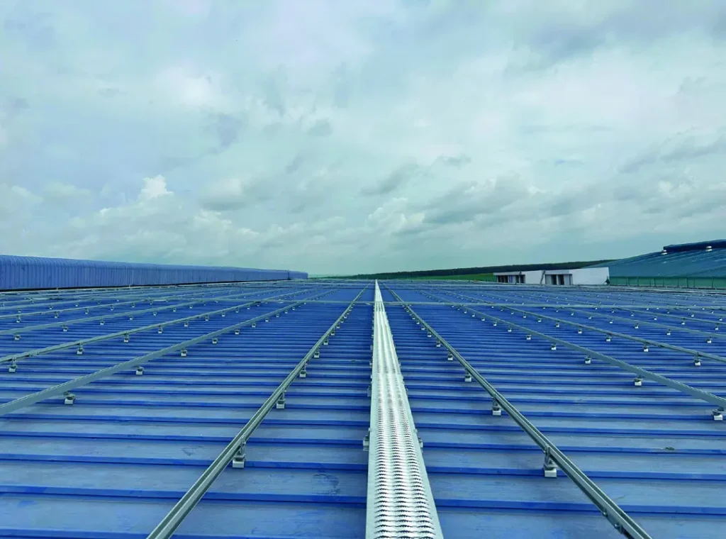 Khung rail và lối đi bảo trì trên mái tôn nhà xưởng trước khi lắp tấm pin